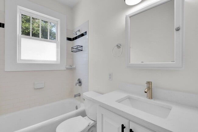 Building Photo - 201 E 48th St