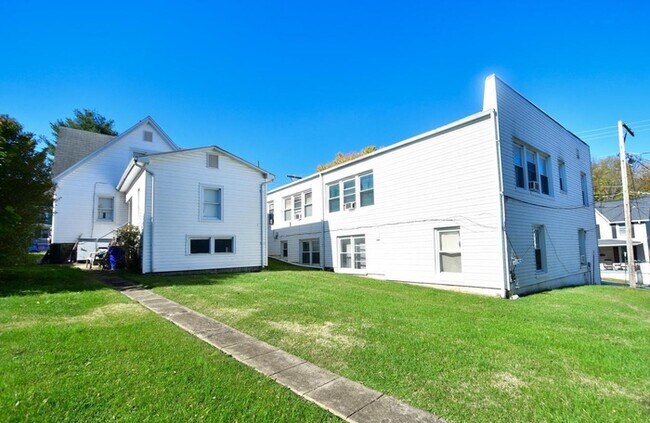 Building Photo - 5 Bedroom Single Family in Brunswick