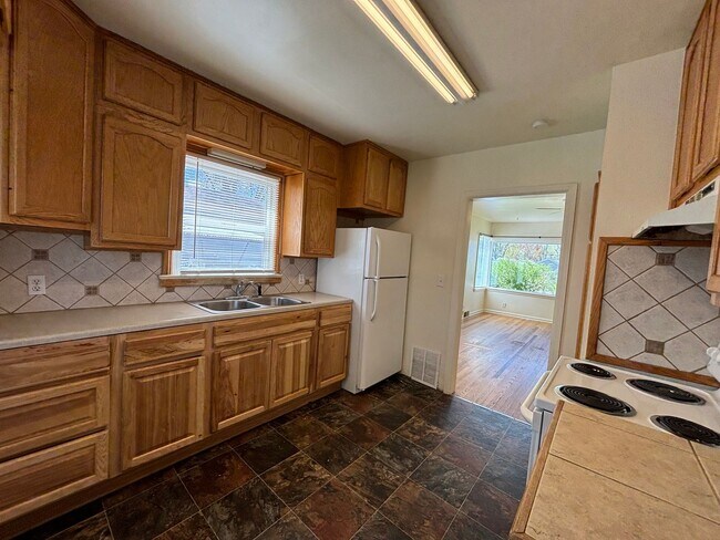 Building Photo - Single Family Home Centrally Located