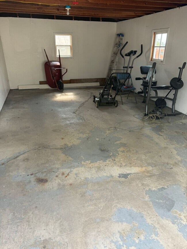 Building Photo - Huge Urbandale Home with Fenced In Back Yard!