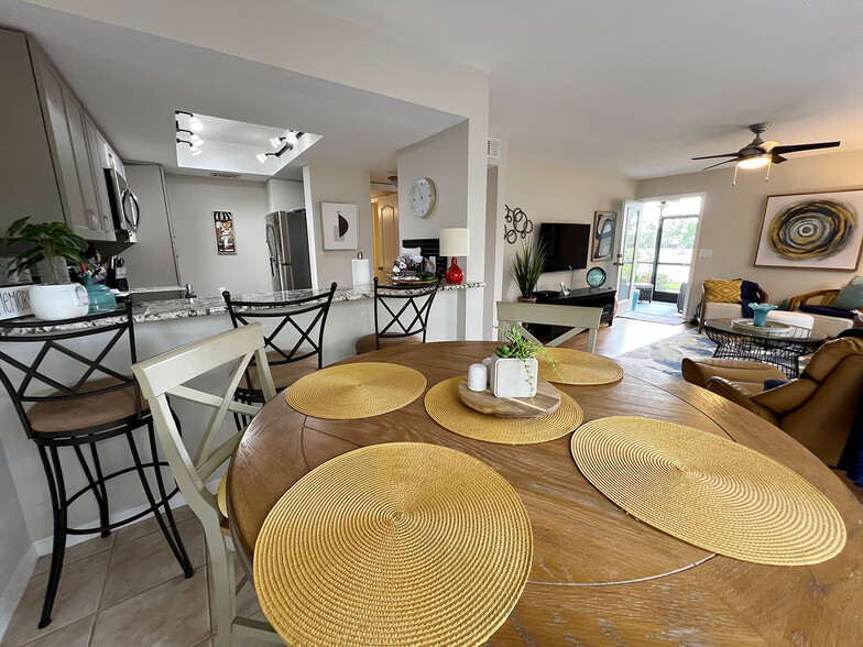 Dining area with breakfast bar - 13193 Whitehaven Ln