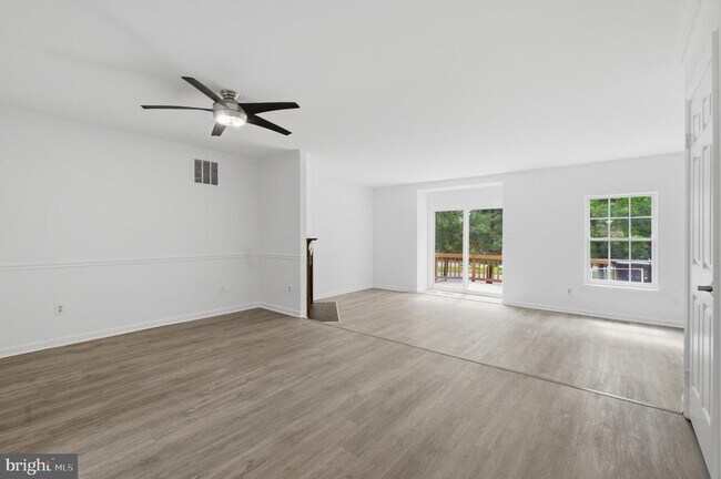 Building Photo - 46601 Carriage Ct
