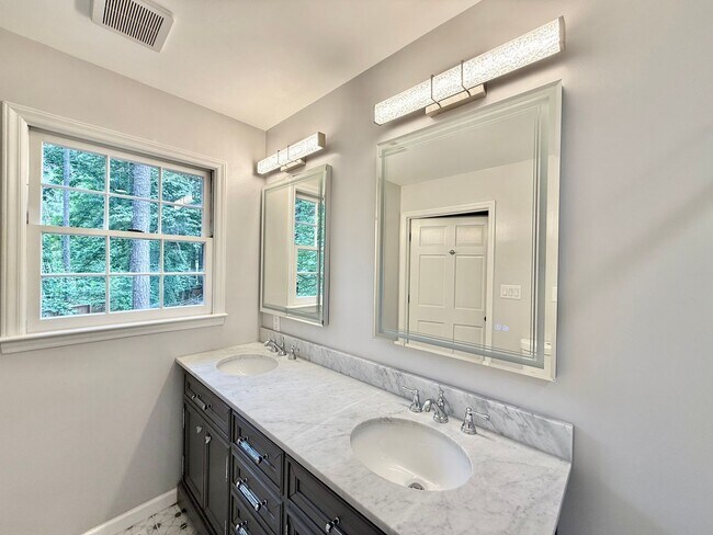 Building Photo - **OFFERING RENT PROMOTION FOR FIRST 6 MONT...