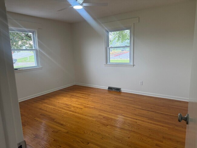 Building Photo - 2775 Ridgedale Rd
