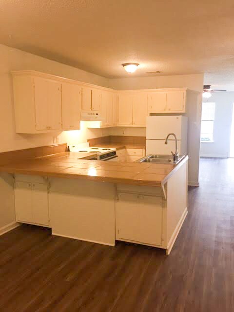 Building Photo - 1000 N Red St