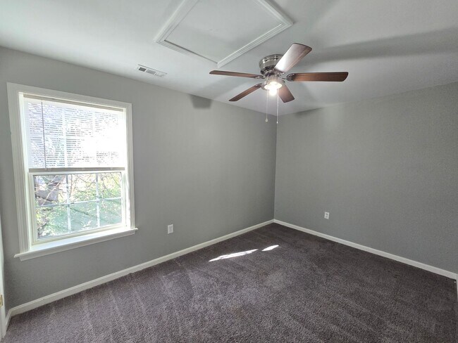 Building Photo - Updated 3 Bedrooms, 1.5 Bathrooms on a Dou...