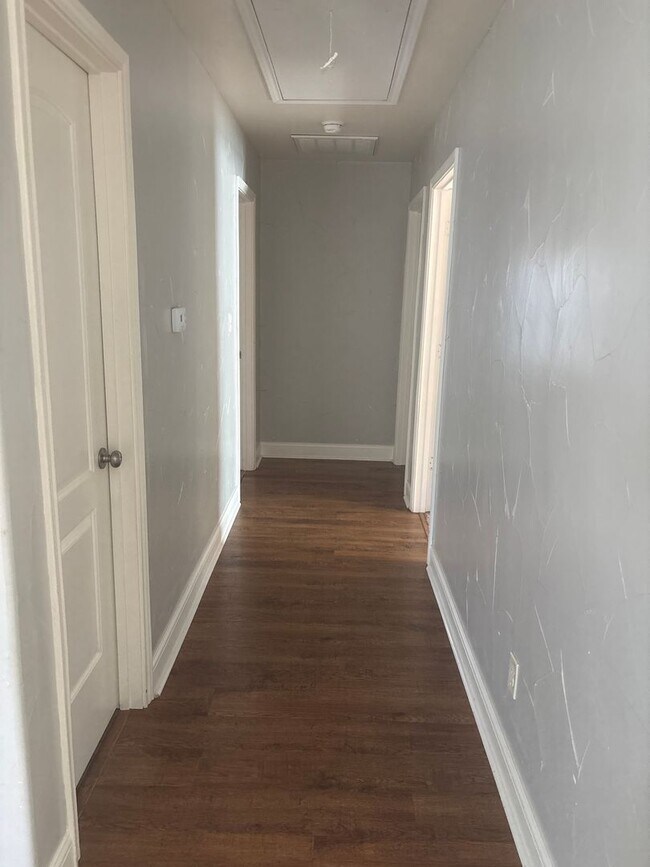 Building Photo - Step into comfort and modern convenience with this charming 3-bedroom, 2-bathroom home in Sherman...