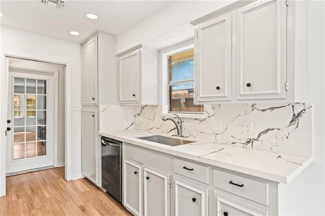 Building Photo - 4 Bedroom