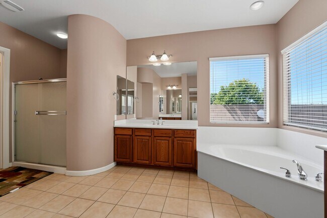 Building Photo - Welcome to this inviting Phoenix Rental - Available!