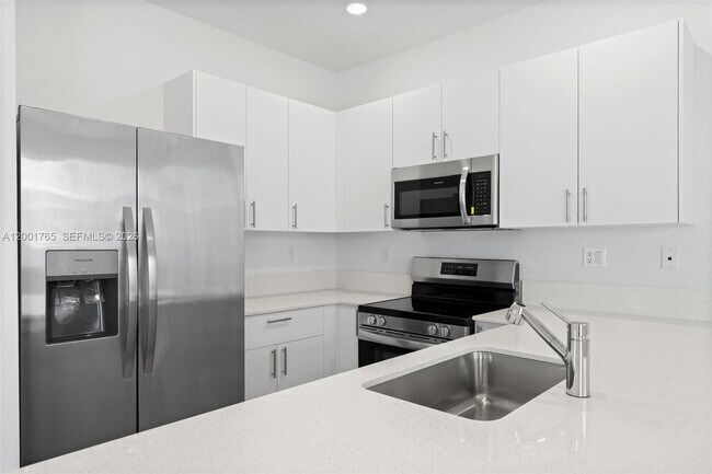 Building Photo - 715 SE 15th St