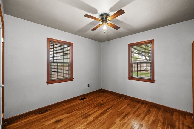 Building Photo - East Valley Home With Large Yard!