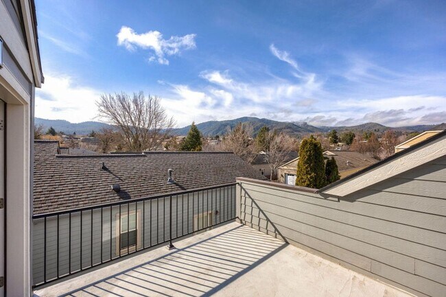 Building Photo - Four bedroom home for lease in the Riverwalk Neighborhood Ashland, Oregon