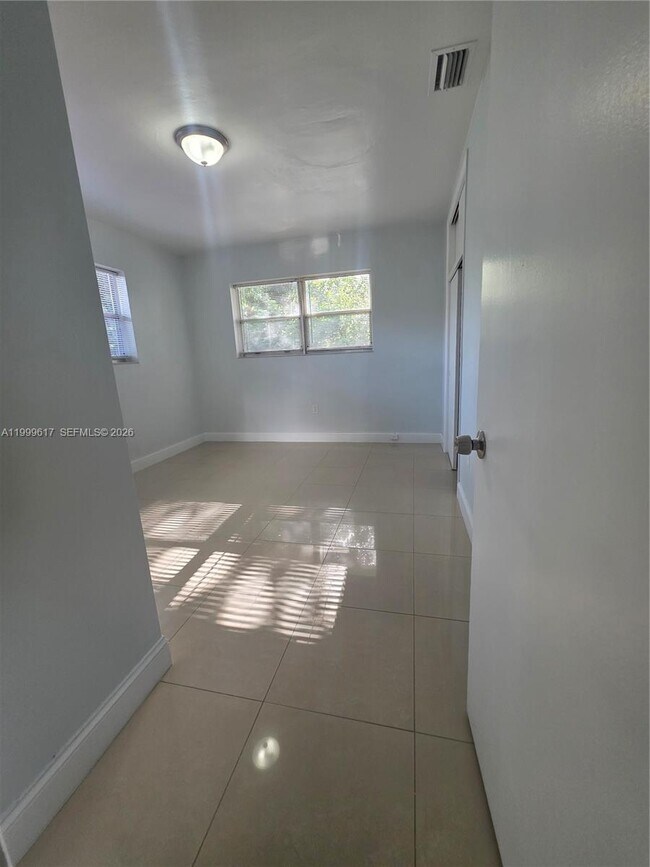 Building Photo - 2832 SW 37th Ave