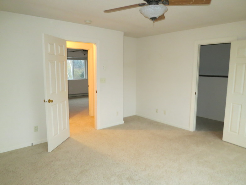 Primary BR/walk in closet - 5185 Samuelson Rd