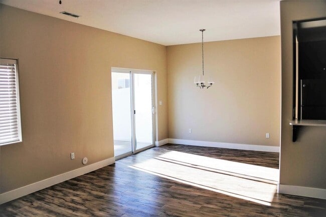 Building Photo - 3 bedroom, 2.5 bathroom Townhome on the No...