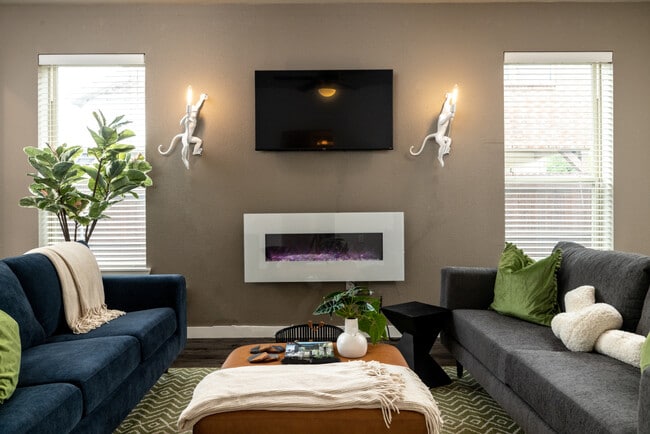 Building Photo - 2307 N Elm St