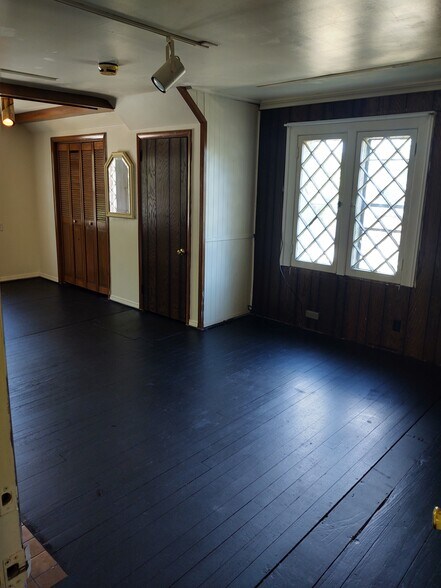 Building Photo - 827 W South St