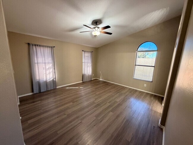 Building Photo - Beautiful 3 Bed / 2 Bath Surprise Home with *NO Carpet*