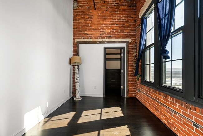 Building Photo - 319 A St