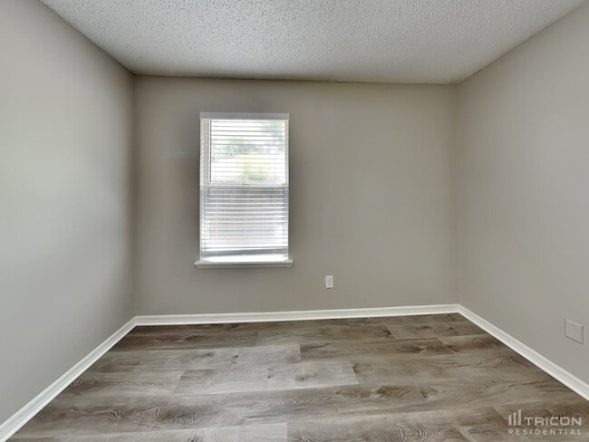 Building Photo - 8911 Country Bend Cir N