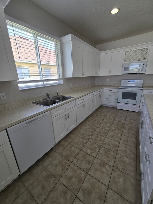 Building Photo - Beautiful 3BD / 2BA Home in Gated Communit...