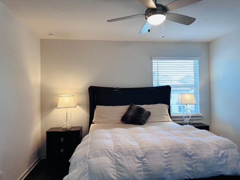 Building Photo - 1336 Westborough Ln