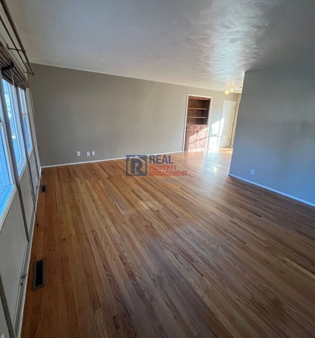 Building Photo - 2013 W Lake St