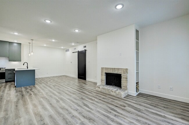 Building Photo - 2100 Tanglewilde St