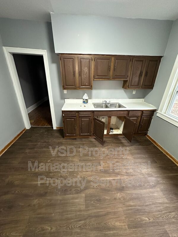 Building Photo - 3289 E 143rd St