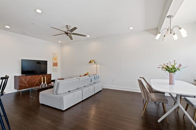 Building Photo - 604 N Bluff Dr