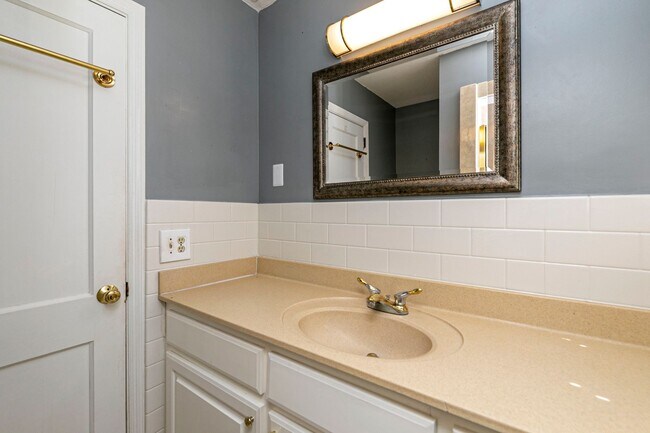 Building Photo - Beautiful rental full of character and charm located in The Avenues of Cayce! Close to USC!