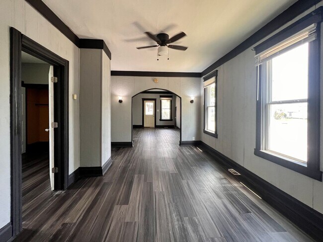 Building Photo - 2 Bedroom House