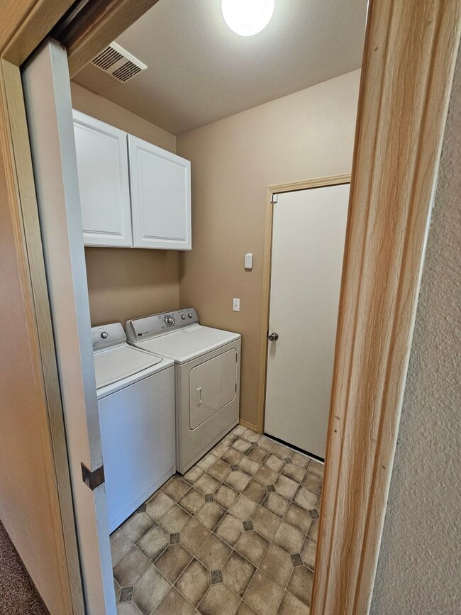 Building Photo - Beautiful 3 bed, 2.5 bath home in Fife