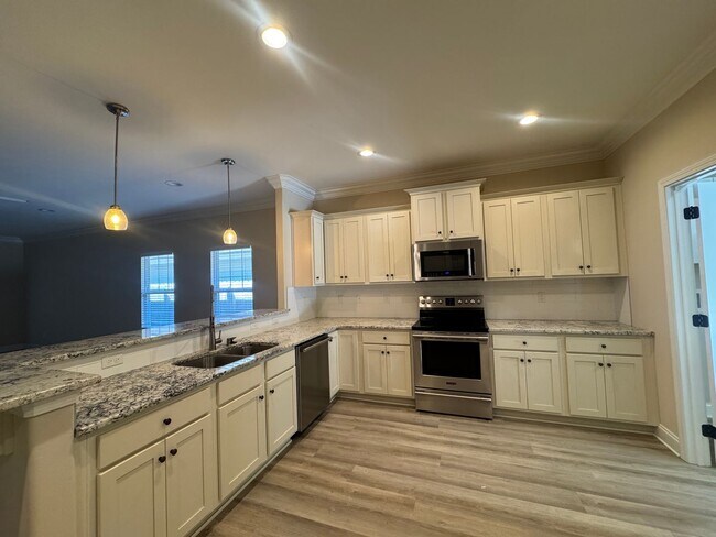 Building Photo - $500 OFF in NOVEMBER: Move-In Special!