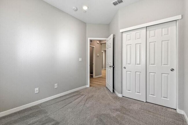 Building Photo - Beautiful Former Model Home For Rent! All the upgrades!