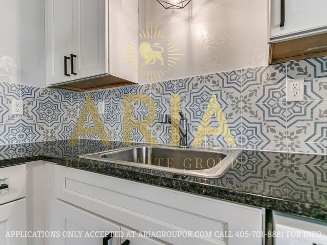 Building Photo - COMING SOON! 2 Bed/2 Bath Duplex Super Clo...
