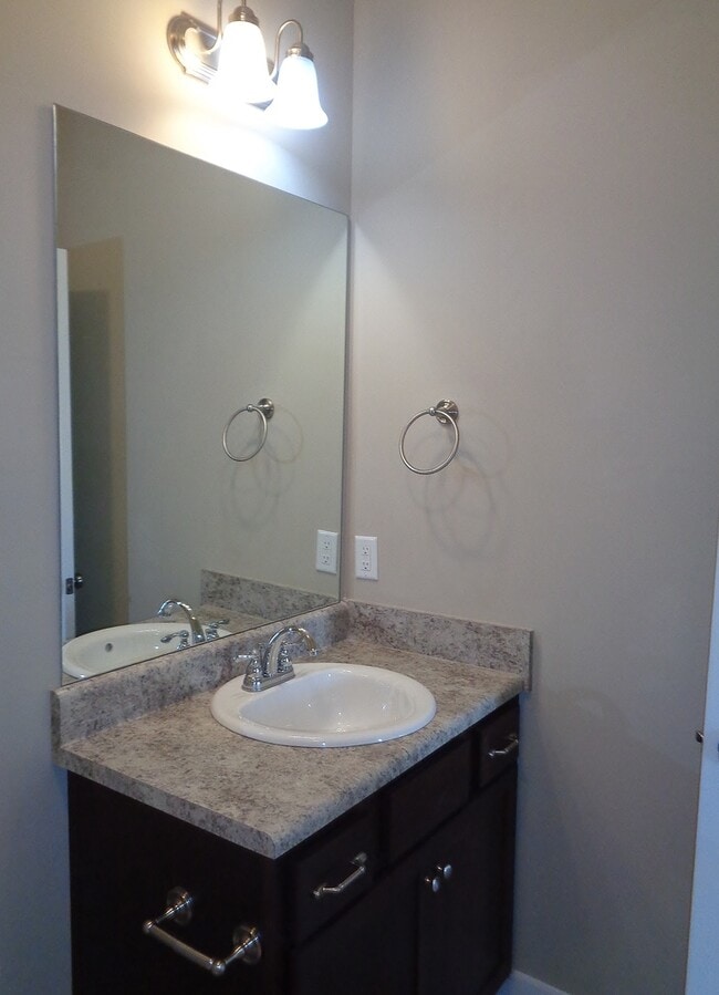 Building Photo - Townhome For Rent in Calera, AL - Available to View with 48 Hour Notice!!!