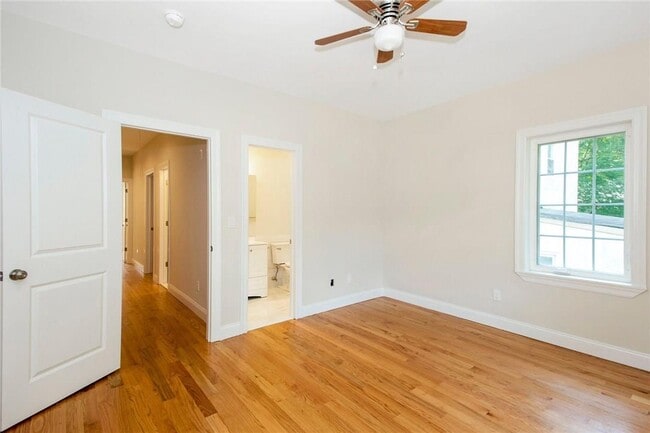 Building Photo - 5 Midland Pl