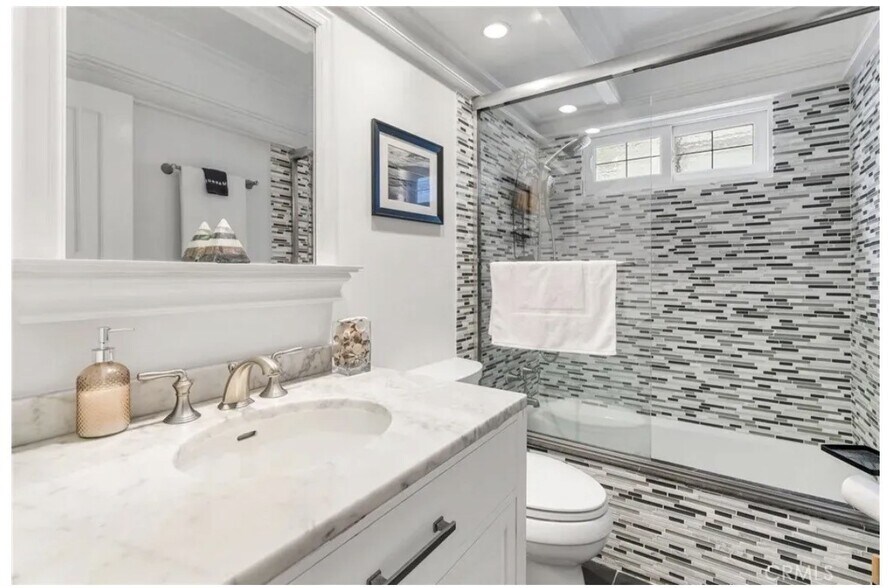 Building Photo - 1317 W Bay Ave