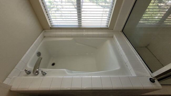 Building Photo - Beautiful Home in Quiet Neighborhood.