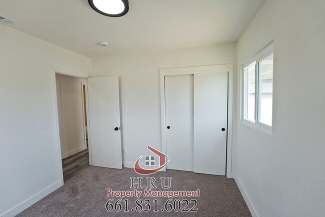 Building Photo - 3 bedroom, 2 bathroom house in SW Bakersfield