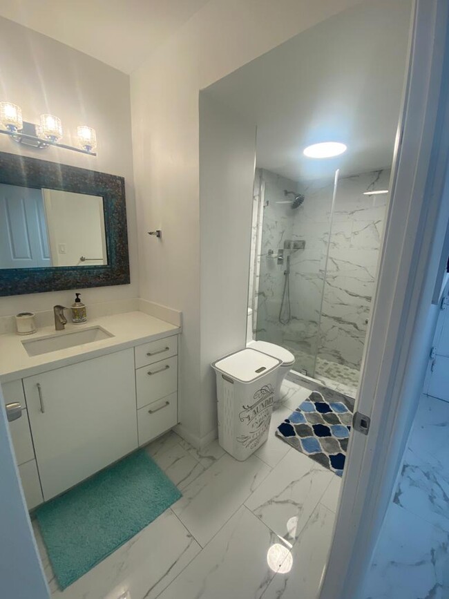 Spacious bathroom - 100 Lincoln Rd