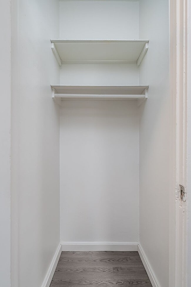 Building Photo - Charming Newly Updated Spacious 1 Bed! Sec...