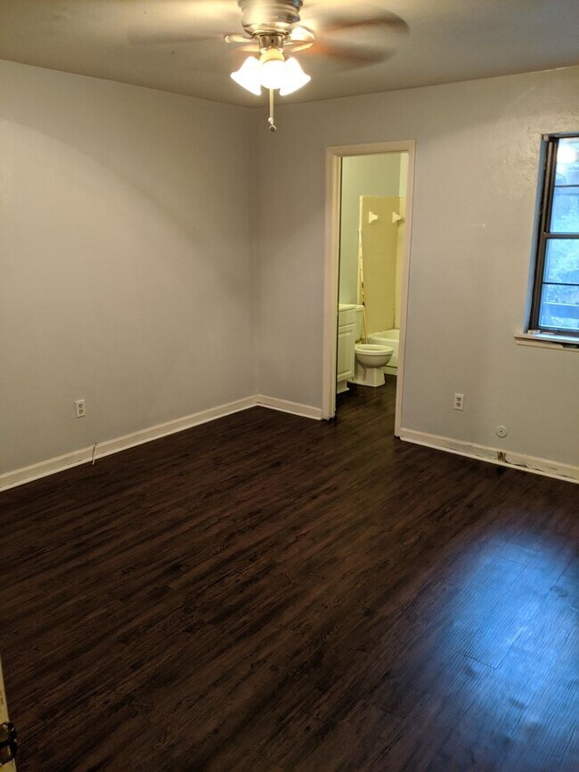 Building Photo - Cute 2 bedroom 2 bath townhome