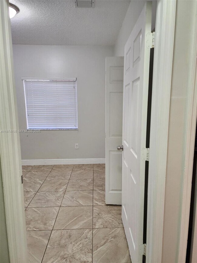 Building Photo - 1231 NE 32nd Ave