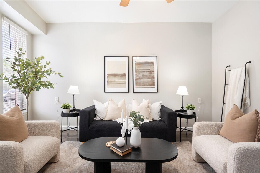 Building Photo - 57 E Heath St