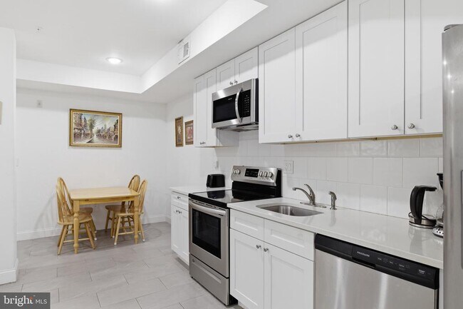 Building Photo - 925 N Broad St