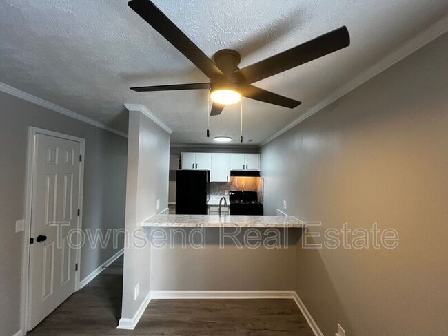 Building Photo - 5850 Century Oaks Dr