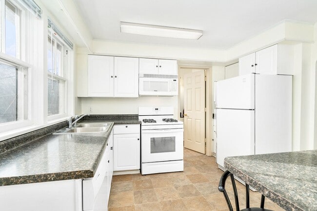 Building Photo - 5724 W 8th St