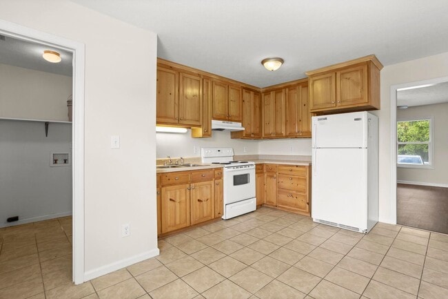 Building Photo - Minutes to Back Gate of Camp Lejeune!